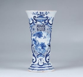 Delft vase med landskabssceneri