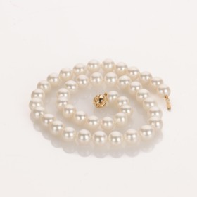 Necklace made of freshwater cultured pearls with a gold diamond ball clasp