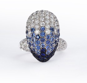 Diamanjóia. Cocktail ring of 18 kt. white gold adorned with sapphires and diamonds, total approx. 2.96 ct.