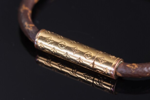 Louis Vuitton. Armbånd med monogram