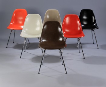 Charles Eames. Et sæt på seks skalstole, model DSX. Multi colur glasfiber (6)