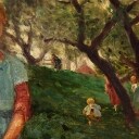 Wilhelm Otto Peters, norsk maler. Ung pige på en græsskråning med hus og børn, der leger skjul, i baggrunden. Olie på lærred.