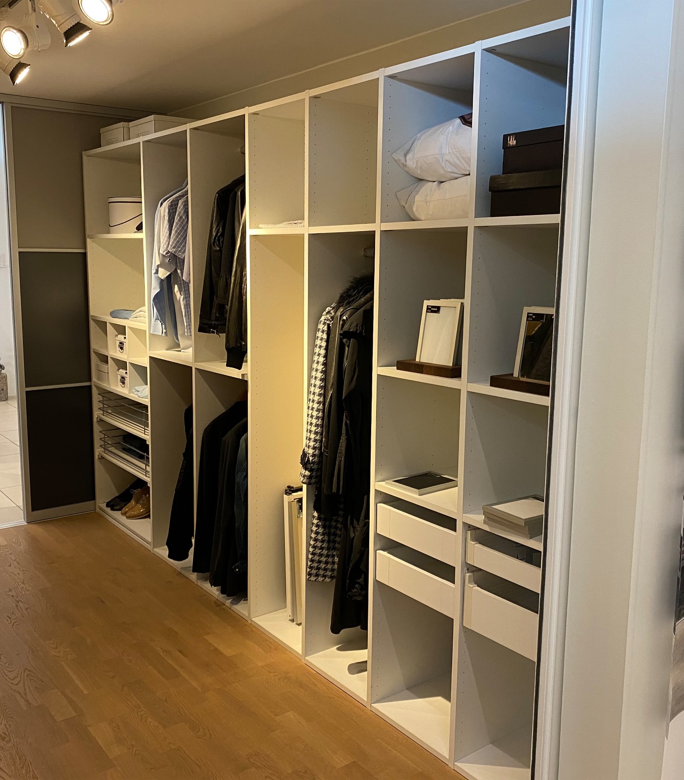 Svane udstillingsgarderobe / walk in garderobe | Lauritz.com