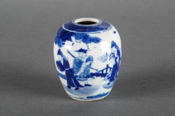 Lille kinesisk vase af blådekoreret porcelæn, ca. 1900