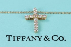 Tiffany & Co. Brillant korsvedhæng af 18kt. guld, prydet med 10 brillantslebne diamanter