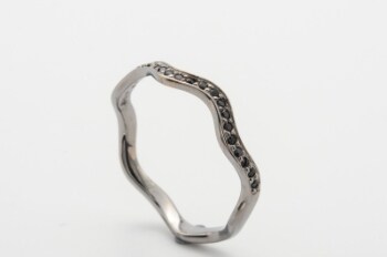 Ring af 8 kt. sort rhodineret hvidguld med cubic zirkonia, str. 56