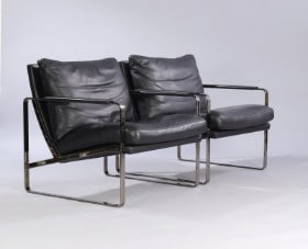 Preben Fabricius. Et par lænestole, model 710, Conversation Chair i sort læder (2)