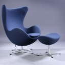 Arne Jacobsen. Ægget. Lænestol samt skammel, model 3316 og 3127 (2) Denne vare er sat til omsalg under nyt varenummer 5584754