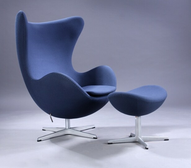 Arne Jacobsen. Ægget. Lænestol samt skammel, model 3316 og 3127 (2) Denne vare er sat til omsalg under nyt varenummer 5584754