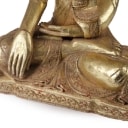 Siddende buddhafigur af udskåret og guldmalet træ