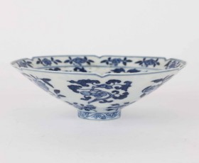 Chinese porcelain bowl, 19th/20th century. century Thin shard, decorated with flowers and foliage in 'bleu sur blanc'.