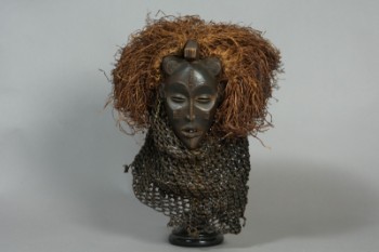 Afrikansk dansemaske, Chowke stil med tekstiler og bast, tidligere hidrørerende Prins Henriks samling