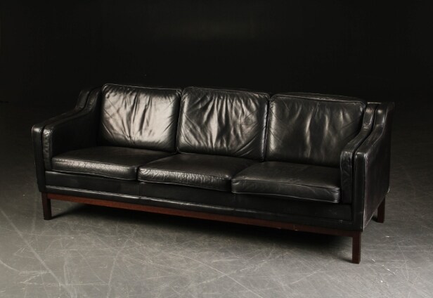 Tre-personers sofa af sort læder.
