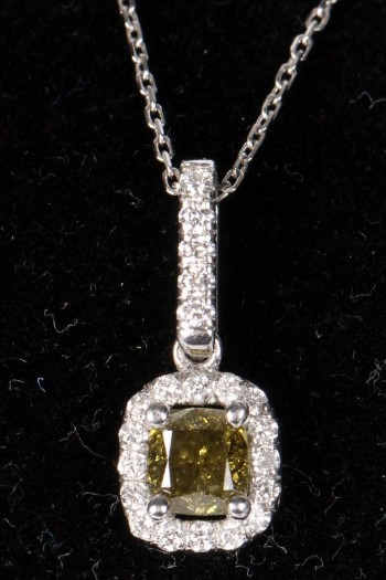 Diamantvedhæng. Natural Fancy Vivid Green diamant med halskæde af 14 kt.hvidguld, 0.61 ct (2)