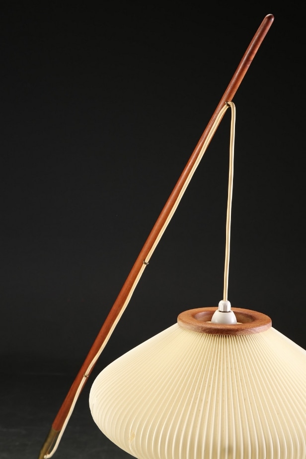 Svend Aage Holm Sørensen, tilskrevet. Standerlampe af teak og messing, 1950'erne