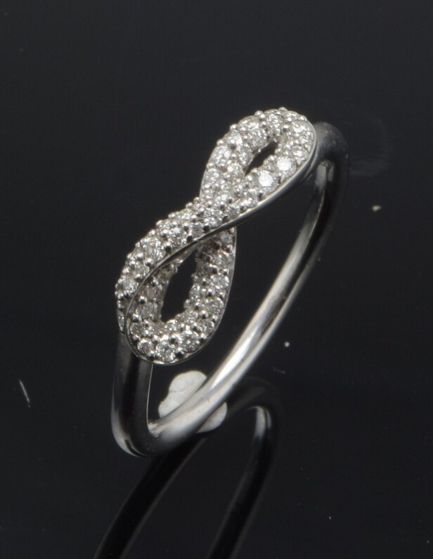 Georg Jensen, Infinity,  ring med brillanter Denne vare er sat til omsalg under nyt varenummer 4970530