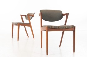 Kai Kristiansen for Schou Andersen Møbelfabrik. Et par armstole af teak, model '42' (2)