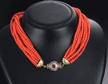 11-radet vintage koralperlekæde med diamanter- og rubinlås af guld og sølv