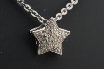 Vedhæng i form af stjerne med diamanter, 14 kt. hvidguld, dertil en kæde af sterling sølv
