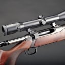 Jagtriffel Sauer 202 Classic kal. 9,3x62 med Zeiss Diavari 2,5x10-48 m/skinne og sigte 4 samt ekstra 5 skuds magasin.