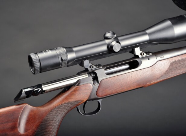 Jagtriffel Sauer 202 Classic kal. 9,3x62 med Zeiss Diavari 2,5x10-48 m/skinne og sigte 4 samt ekstra 5 skuds magasin.