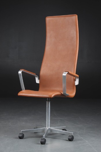 Arne Jacobsen. Oxford kontorstol med armlæn, cognacfarvet læder