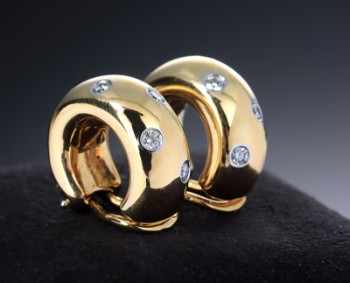 Tiffany & Co. Et par moderne brillantøreclips af 18 kt. guld - i alt ca. 0.30 ct. (2)