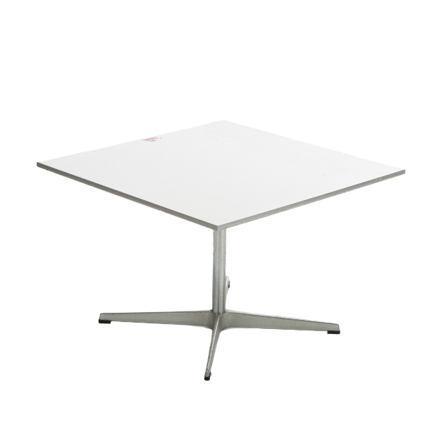 Arne Jacobsen. Kvadratisk sofabord med plade af hvid laminat