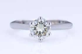 Diamant solitairering af 18 kt. rhodineret guld, 1.08 ct. Ringstr. 52,5.