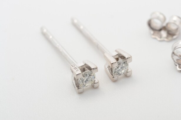 Pair of solitaire diamond earrings, 14 kt. white gold, approx. 0.10 ct