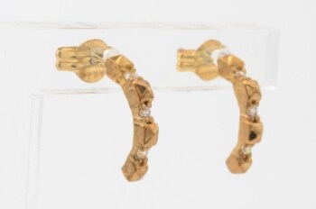 Par ørestikker med cubic zirkonia af 8 kt. guld