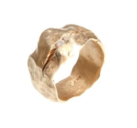 Bred organisk ring af 14 kt. guld, i alt ca. 0.02 ct.