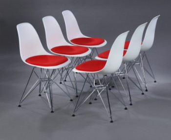 Charles Eames. Sæt på seks skalstole med gennemfarvede skaller af hvidt polypropylen med rød sædepolstring, model DSR (6)