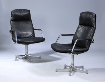 Preben Fabricius & Jørgen Kastholm. Et par højrygget lænestole, model FK 86, sort læder. (2)