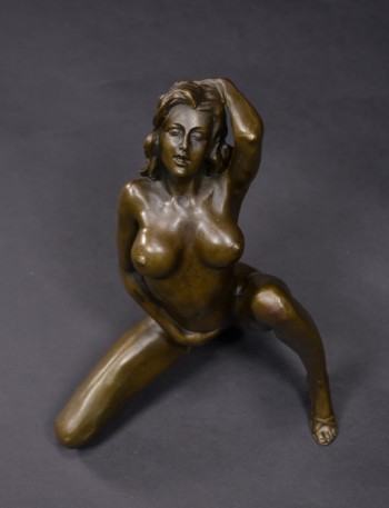 Bronzeskulptur, erotisk poserende kvinde