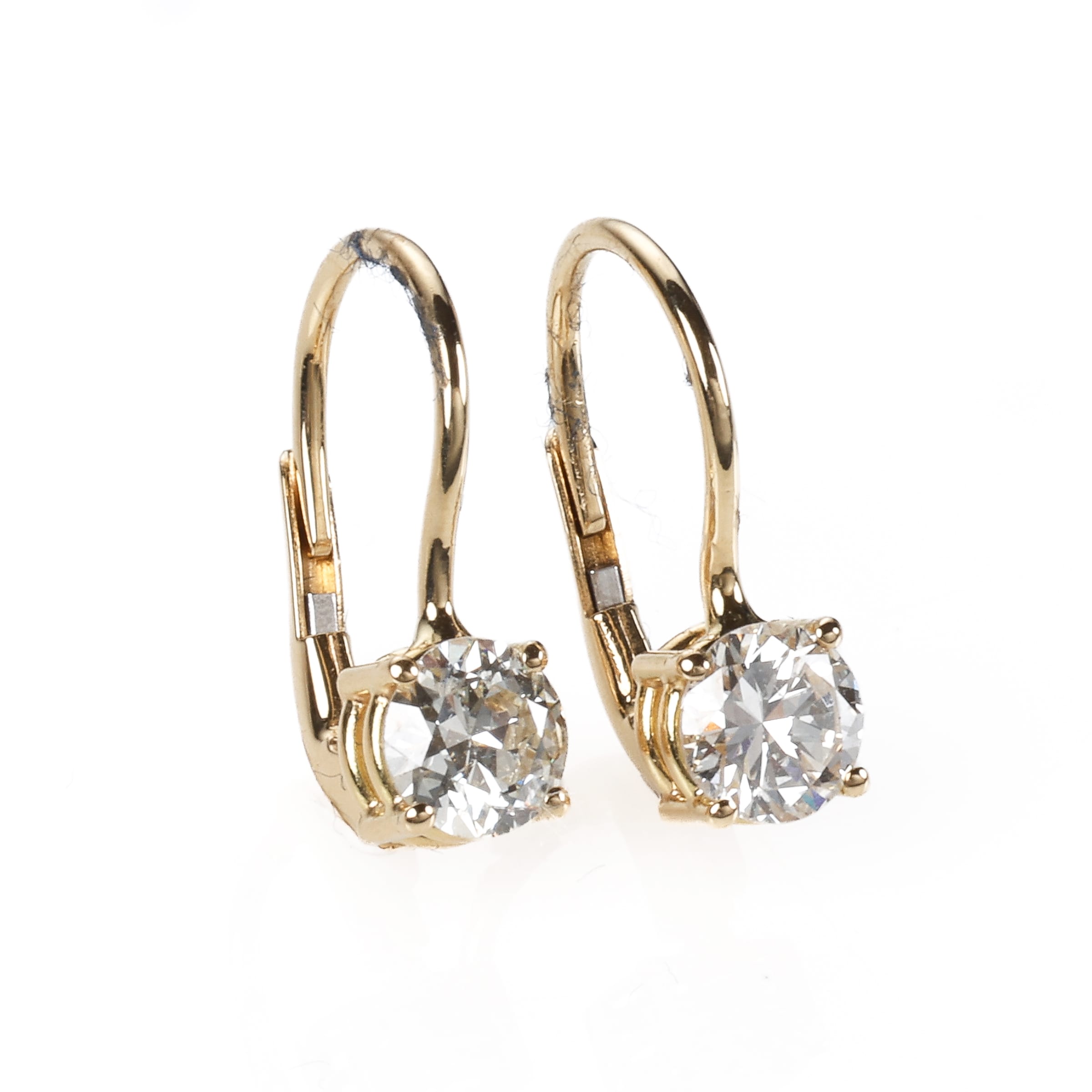A pair of diamond solitaire ear pendants of 18k gold, total approx. 1.08 ct. Cape/VVS-VS. (2)