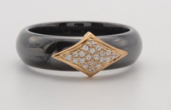 Ring af 8 kt. guld, med sort keramik og cubic zirkonia, str. 52