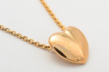 Vedhæng  i form af et hjerte af 14 kt. guld, dertil en kæde af forgyldt sterling sølv
