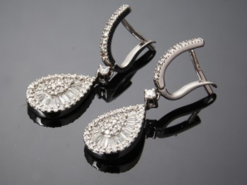 Et par øreringe med diamanter, 18 kt. hvidguld (2)