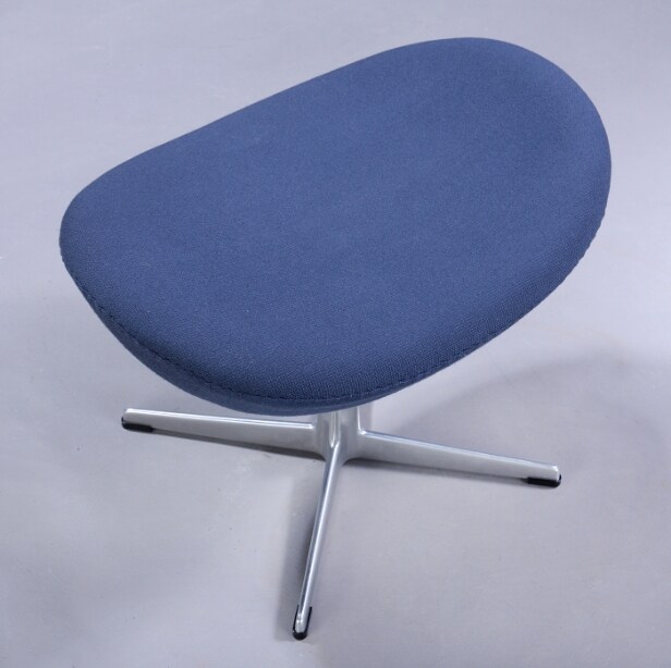 Arne Jacobsen. Ægget. Lænestol samt skammel, model 3316 og 3127 (2) Denne vare er sat til omsalg under nyt varenummer 5584754