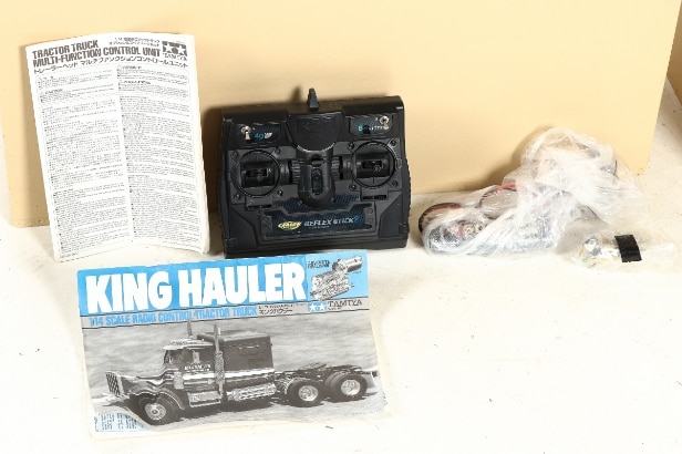 Tamiya. 56336 King Hauler lastbil, 56302 Semi-Trailer anhænger + Carson Reflex Stick 2 fjernstyring, i transportkasser. (2)