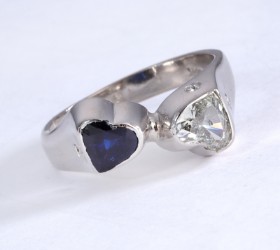 Ring in 18 kt. white gold with heart-cut diamond and sapphire