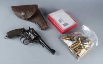 Russisk Nagant 95 revolver med taske og tilbehør