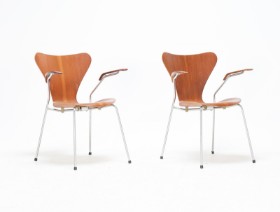 Arne Jacobsen (1902-1971): Et par armstole model 3207 fineret med teaktræ (2)