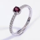 Rubin- og brillantring af 18 kt. hvidguld, i alt ca. 0.63 ct.