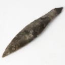 Danmarks Oldtid: Let buet kniv af flint. L. 22,7 cm.
