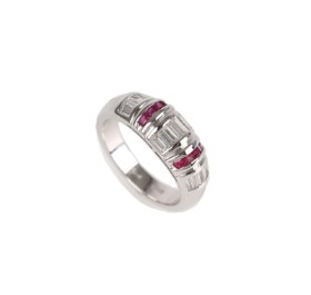 A ruby and diamond ring of 18k rhodium plated gold. Ring size 56.