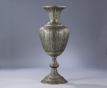 Persisk håndlavet pragtvase af sølvfarvet metal