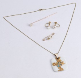 A collection of jewelery in 14 kt. gold with pearls and Royal Copenhagen pendant (6)