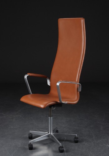 Arne Jacobsen. Oxford. Højrygget kontorstol, cognacfarvet anilin læder med højdejustering og vippefunktion